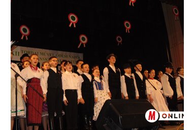 Az esemény kezdetén a fellépők közösen énekelték el a Himnuszt (Vidács Hajnalka felvétele)