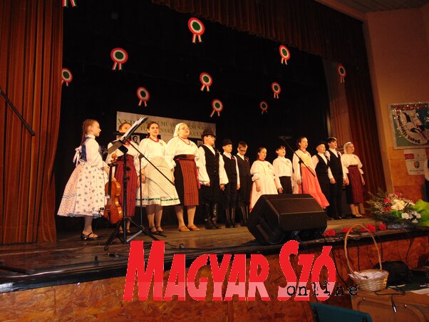 Orosz Olívia Petőfi-ösztöndíjas vezetésével a tordai gyermekek színdarabbal is készültek (Vidács Hajnalka felvétele)