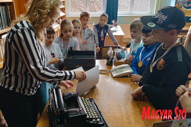 A topolyai könyvtár kincskereső foglalkozásán másodikos gyerekek vettek részt (Fotó: Gruik Zsuzsa felvétele)