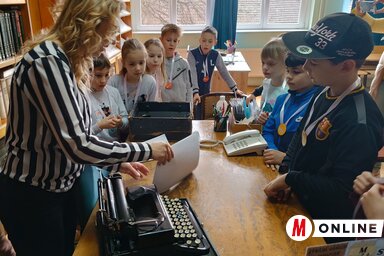 A topolyai könyvtár kincskereső foglalkozásán másodikos gyerekek vettek részt (Fotó: Gruik Zsuzsa felvétele)