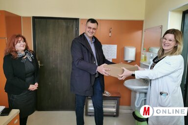 Dr. Illés Csilla, Aleksej Utešev és dr. Červenak Danijela a hallásvizsgáló műszer átadásakor / Herceg Elizabetta felvétele