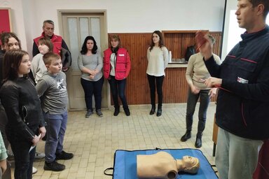Február eleje óta kétheti rendszerességgel elsősegély-tanfolyamot tartanak az általános iskolák felsős diákjai számára /  Facebook - Vöröskereszt Kishegyes