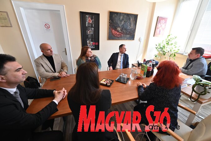 Gabor Virag (sa desne strane), direktor Izdavačkog zavoda Forum, upoznao je gosta sa aktivnostima ove izdavačke kuće (fotografija Andraša Otoša)