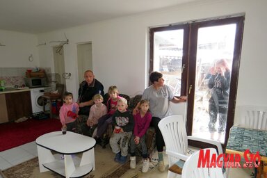 A család (egy része) a jótevőjükkel (Fotó: Kecskés István)