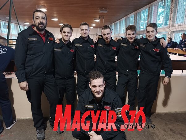 Békéssámson ifjú titánjai lettek az A kategória ezüstérmesei. Több magyarországi versenyen is már remekeltek. A csapatot a szabadkai származású Szalma Árpád vezette (A szerző felvétele)