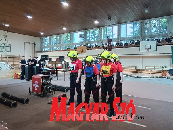 A MÖTE hölgy tagjai igyekeztek a munkahelyi, háziasszonyi, édesanyai kötelezettségeik mellett felkészülni, és a lehető legjobb formájukat mutatni. Sajnos az idén nem tudták megőrizni az aranyérmes helyezésüket, de ők szurkoltak a leglendületesebben a falubeli fiúknak (A szerző felvétele)