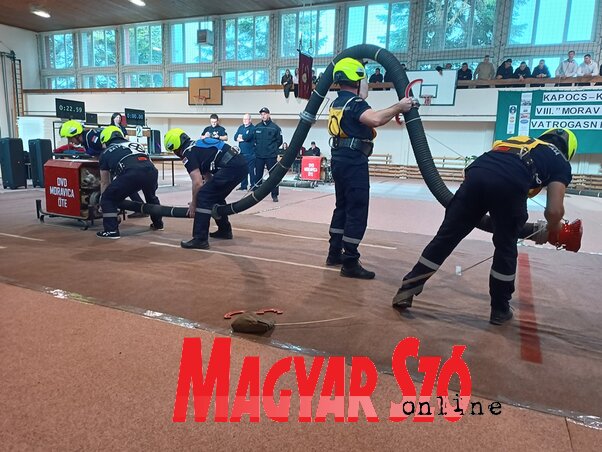 A Moravicai Önkéntes Tűzoltó Egyesület nyertes B csapata verseny közben (A szerző felvétele)