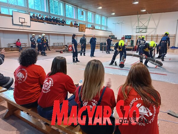 A rendezvény leghangosabb és legfrappánsabb szurkolói, a moravicai lányok (A szerző felvétele)