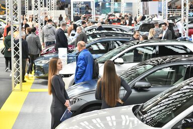 Az idén módosul a közlekedésbiztonsági törvény, az elektromos autóknak más színű lesz a rendszámtáblájuk, és külön betűjelzést is kapnak (Fotó: Beta)