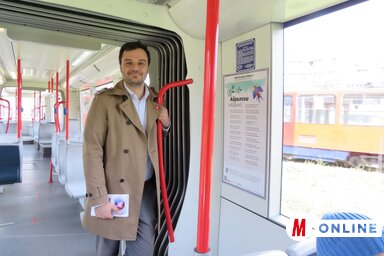 Kaszab Róbert mellett a versfordítás a belgrádi villamoson / Miklós Hajnalka felvétele