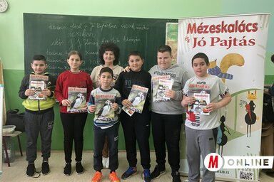 Az adorjáni kihelyezett tagozat negyedikes diákjai és tanítónőjük / Péter Edit, Török Erna felvétele