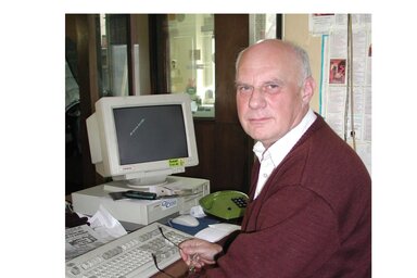 Góbor Béla 2001-ben, az újvidéki híreket tálaló oldal szerkesztőjeként. A fotón látható, Nagy-Britanniában gyártott billentyűzetet most leghűségesebb tanítványa püföli