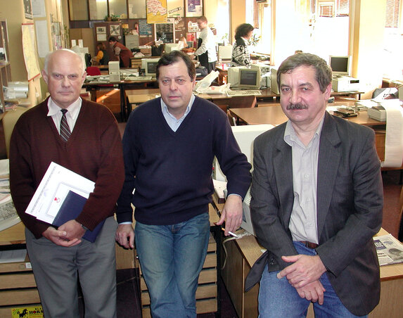 Gyarmati József és Sebestyén Imre szerkesztők társaságában, 2001-ben Gyarmati József és Sebestyén Imre szerkesztők társaságában, 2001-ben