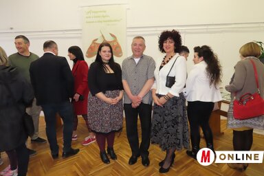 Szalma Sándor a kiállításmegnyitón Kovács Nádi Karolinával és Maksó Évával (Fotó: Csincsik Zsolt felvétele)