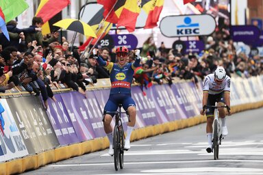 Pedersen az élről nyitott hosszú hajrát, amit Van der Poel nem bírt erővel (Fotó: Beta/AP)