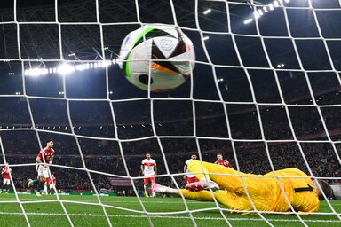 Szoboszlai büntetője a halóban kötött ki (Fotó: MTI)