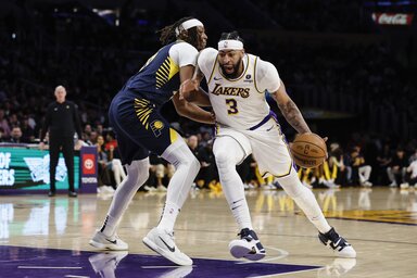 A Pacers-center Myles Turner védekezik a 36-16-os dupla dupláig jutó Anthony Davisen (Fotó: Beta/AP)