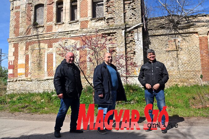 Stevan Marjanov, Sors Róbert és Vass Zoltán a felújítandó épület előtt (Fotó: Gergely Árpád felvétele)