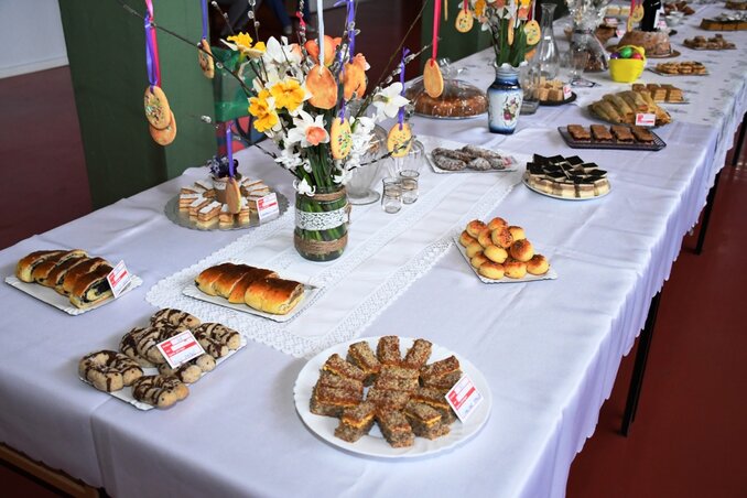 Terüljasztalkám a szenttamási iskola előcsarnokában (Fotó: Paraczky László)