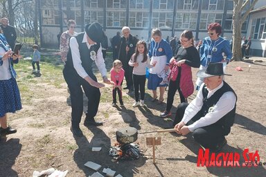 A kukoricapattogatás legjobbjai topolyaiak lettek, egészen biztosan a csillogó szemű  gyerekek szurkolásának köszönhetően (A szerző felvétele)