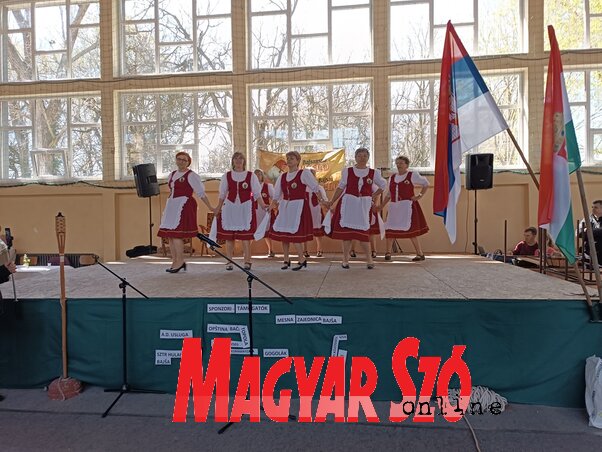 A Préló forgataga a bajsai iskola tornatermében (A szerző felvétele) A Préló forgataga a bajsai iskola tornatermében (A szerző felvétele)