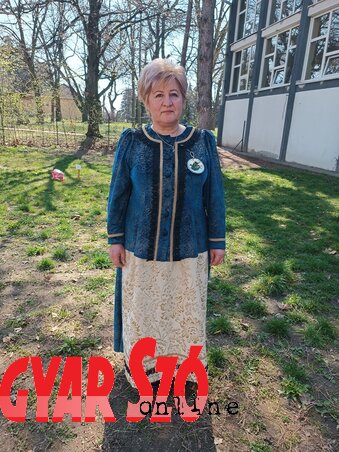 Kókity Erika, a házigazda Testvériség Művelődési Egyesület elnök asszonya a dédnagymamája fényképe alapján rekonstruált bajsai ünnepi viseletben (A szerző felvétele)