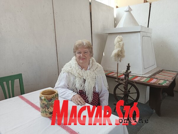 Szuhankó Ruzsena a Préló hagyományos kemencéje mellett (A szerző felvétele) Szuhankó Ruzsena a Préló hagyományos kemencéje mellett (A szerző felvétele)