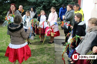 Villőző lányok a Szent Katalin-templomnál / Benedek Miklós felvétele