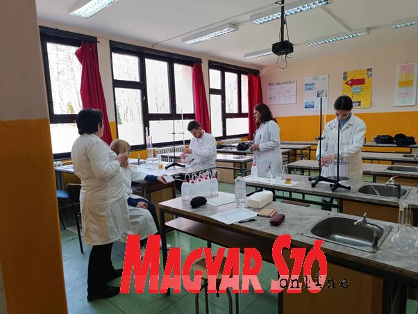 A jövendőbeli pékeknek egy négyfonatú kalácsot kellett elkészíteniük, a henteseknek a sertés hátsó combját szakszerűen kicsontozni, az élelmiszeripari tanulók pedig az ecetsavat elemezték az iskola szaktermében / forrás: Mezőgazdasági Iskola és Diákotthon