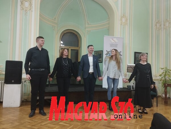 A Külön-leges-legszebb nyelv című előadás fellépői (Fotó: Lukács Melinda) A Külön-leges-legszebb nyelv című előadás fellépői (Fotó: Lukács Melinda)