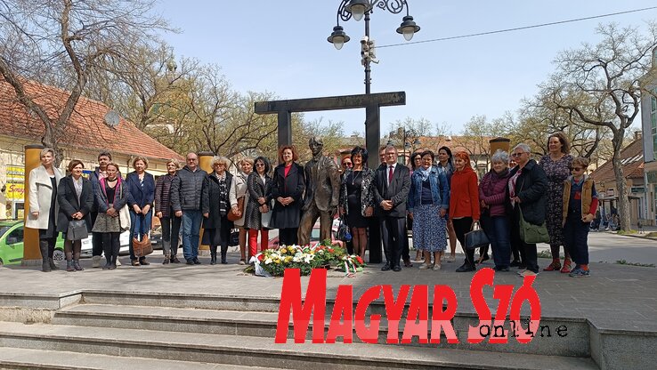 A koszorúzás minden évben része a Kosztolányi előtti főhajtásnak (Fotó: Dér Dianna) A koszorúzás minden évben része a Kosztolányi előtti főhajtásnak (Fotó: Dér Dianna)