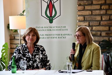 Endrei Judit könyvbemutatója rengeteg érdeklődőt vonzott a szabadkai Blaha Lujza cukrászdába (Fotó: Észak-bácskai Magyar Pedagógusok Egyesülete)