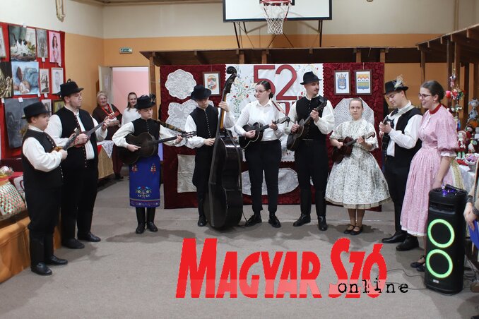 Alkalmi műsor a megnyitón (Lakatos János felvétele)