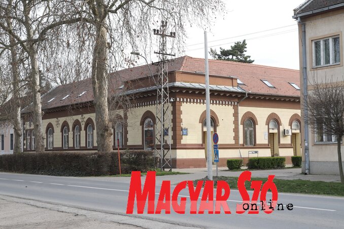 Az egykori jegyző épülete, ma a helyi közösség épülete (Fotó: Lakatos János) Az egykori jegyző épülete, ma a helyi közösség épülete (Fotó: Lakatos János)