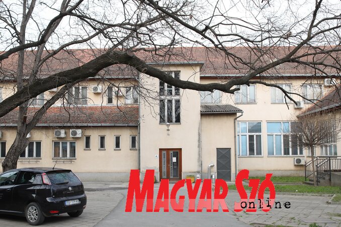 A községháza hátsó bejárata (Fotó: Lakatos János) A községháza hátsó bejárata (Fotó: Lakatos János)