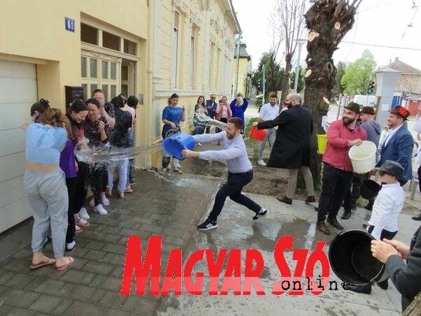 Nem maradtak szárazon az óbecsei lányok (Kancsár Izabella felvétele) Nem maradtak szárazon az óbecsei lányok (Kancsár Izabella felvétele)