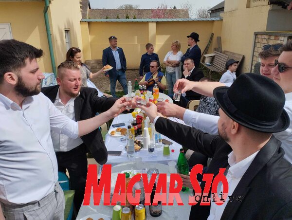 A legények nem maradtak éhen és szomjan (Kancsár Izabella felvétele) A legények nem maradtak éhen és szomjan (Kancsár Izabella felvétele)