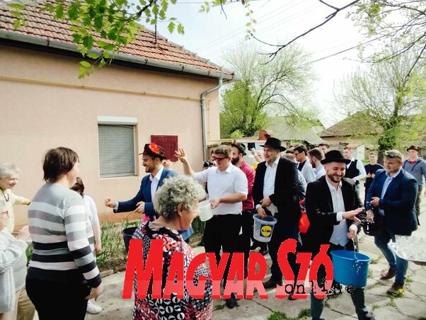A locsolók az óbecsei Caritas-ház védenceit is meglátogatták (Kancsár Izabella felvétele) A locsolók az óbecsei Caritas-ház védenceit is meglátogatták (Kancsár Izabella felvétele)