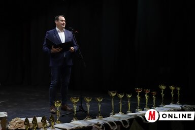 Fremond Árpád üdvözli a záróműsor közönségét (Lakatos János felvétele)