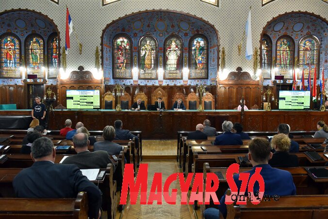 Az ülésen 13 napirendi ponttal kapcsolatban dönthetnek a képviselők (Molnár Edvárd archív felvétele) Az ülésen 13 napirendi ponttal kapcsolatban dönthetnek a képviselők (Molnár Edvárd archív felvétele)