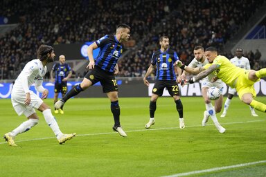 Martínez (középen) próbálkozását Caprile bravúrral hárította, így az Inter csak a hajrában biztosította be győzelmét  (Fotó: Beta/AP)