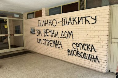 Grafiti annak a háznak a falán, ahol Gruhonjić lakik (Fotó: Beta)