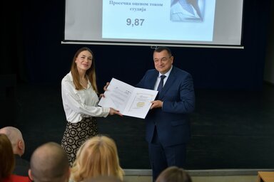 Az év hallgatója a tartományi felsőoktatási titkártól vette át az oklevelet ( A tartományi kormány felvétele)