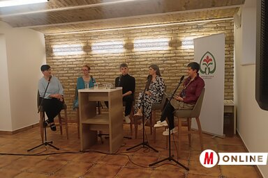 Balról jobbra Kállai Göblös Nikoletta, Gruik Zsuzsa, Dévity Tamás, Dobó Engi Florinda, L. Móger Tímea (Fotó: Dér Dianna)