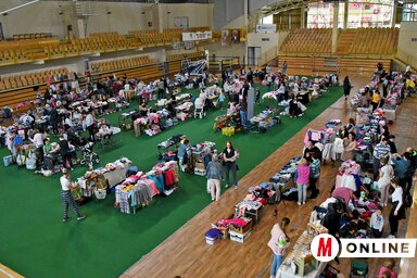 A kisgyerekes szülők számos használt és új gyerekholmi között válogathattak az ötödik zentai Család Expo-n (Fotó: Gergely Árpád)