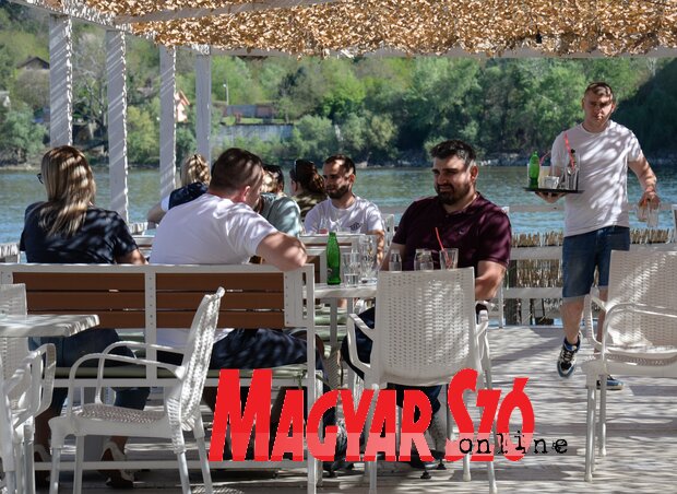 A Strandon már nagy a nyüzsgés, a szép idő sokakat kicsalt, a kocsmárosok is dörzsölik a markukat (Fotó: Szeli Balázs) A Strandon már nagy a nyüzsgés, a szép idő sokakat kicsalt, a kocsmárosok is dörzsölik a markukat (Fotó: Szeli Balázs)