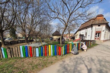 Vidám színekbe öltözött a játszótér  (Holló Dániel felvétele)