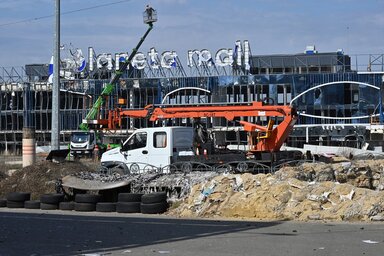 A támadások egy bevásárlóközpontot is romokba döntöttek  (Foto: AFP/Sergey Bobok)