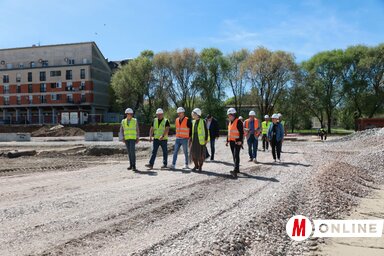 A nagykikindai városvezetés pénteken tekintette meg a retail park körül zajló munkálatokat (Fotó: Vidács Hajnalka)