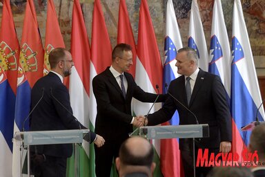 Veljko Kovačević, Szijjártó Péter és Bojan Kumer (Fotó: MTI)